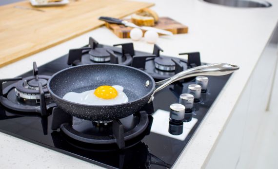 Obsahuje nepřilnavá vrstva Neverstick Teflon?