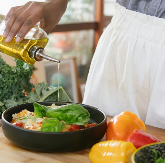 Rostlinný olej jako zálivka do oblíbeného pokrmu Jak zařadit omega mastné kyseliny do svého jídelníčku