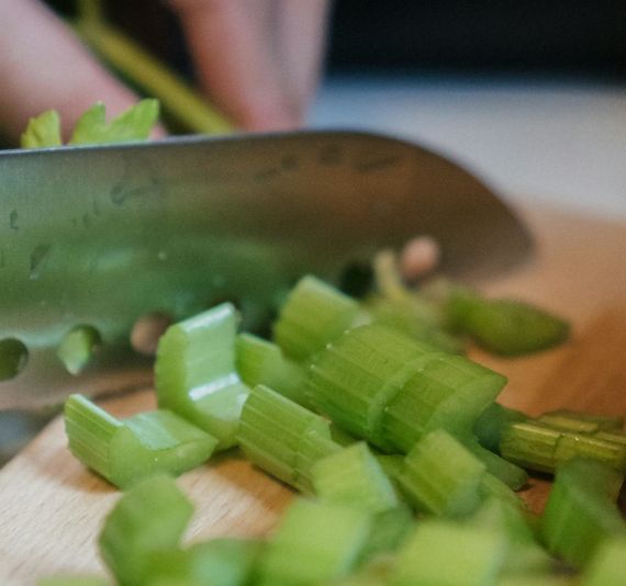 Řapíkatý celer jako přírodní podpora trávení a snižování cholesterolu Detoxikace a hydratace: Jak vám může pomoci řapíkatý celer