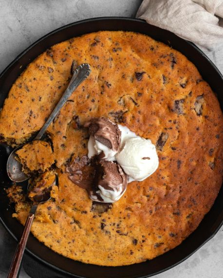 Jednoduchý koláč z trouby se zmrzlinou navrch