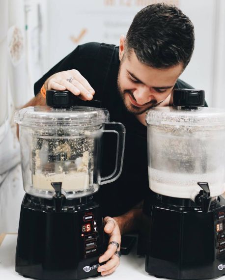 Ořechová mléka a másla vyrobená přístrojem NutraMilk NutraMilk k výrobě domácího rostlinného mléka a másla