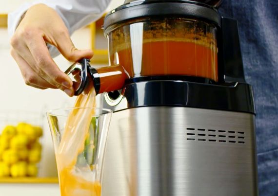 Video postup odšťavňování ve šnekovém odšťavňovači Kuvings C9500