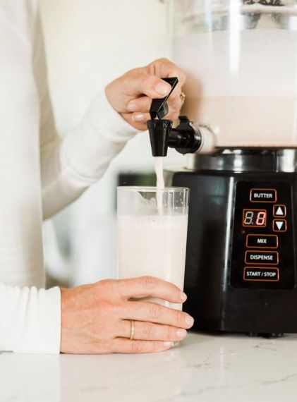 Čerstvá ořechová mléka z NutraMilku Výrobník másel a mlék Nutramilk