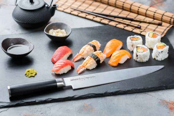 Plátkovací nůž Samura: Ideální nástroj pro přípravu rybích filetů Malý úhel ostření pro perfektní řezy: Plátkovací nůž Samura