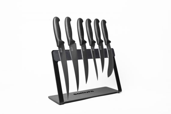 Správné skladování nožů chrání ostří před poškozením Použití magnetických držáků nebo stojanů pro bezpečné uložení nožů
